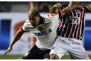 Homophobic backlash forces Corinthians’ Emerson to apologise for kissing a man