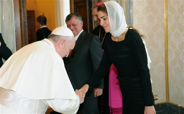 Pope breaks with protocol, bows to Queen Rania of Jordan (PHOTO)