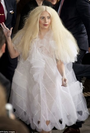 (PHOTO) : Lady Gaga’s makes bizarre entrance as she lands in London