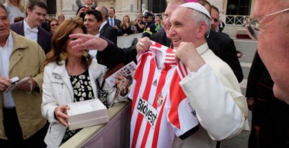 Pope-Francis-and-Sunderland-Jersey