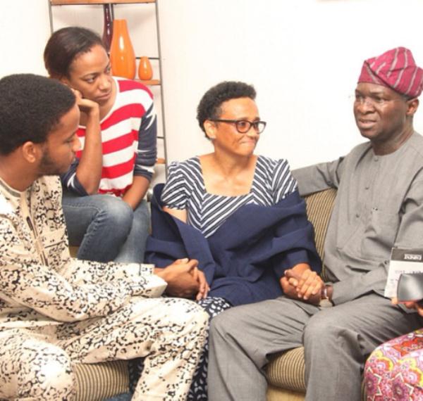 Lagos Governor Fashola Pays A Condolence Visit To The Ogunro Family