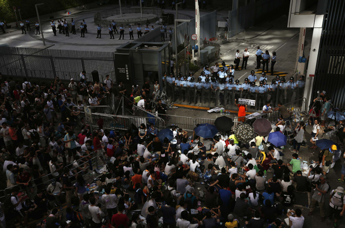 Hong Kong protesters in blockade bid