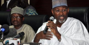 Chairman of the Independent National Electoral Commission Attahiru Jega (R) speaks on February 7, 2015 in Abuja, Nigeria (AFP Photo/)