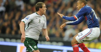 French forward Thierry Henry (R) fights for the ball with Irish defender Richard Dunne during a World Cup 2010 qualifying football match on November 18, 2009 at the Stade de France in Saint-Denis, northern Paris (AFP Photo/Lionel Bonaventure)